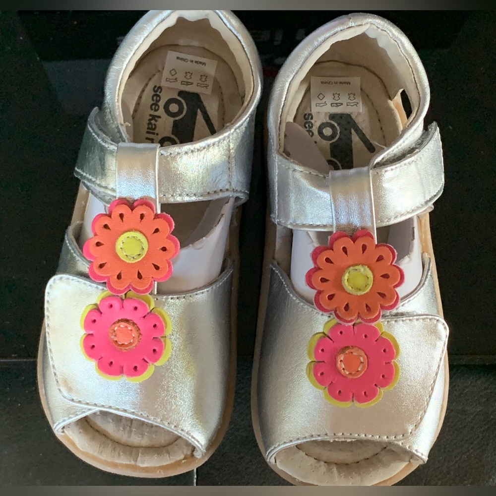 NIB See Kai Run Callie Anne Silver sandals with floral accents US Size: 9